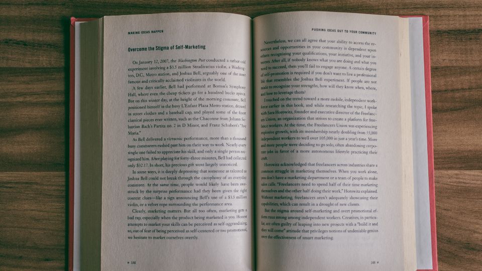 Ahşap masa üzerinde açık duran bir kitap